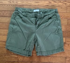 Short Reitmans gr 7 kaki / une mini tache peu visible