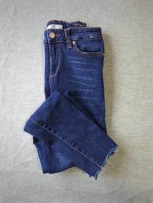 jeans avec bords effilochés