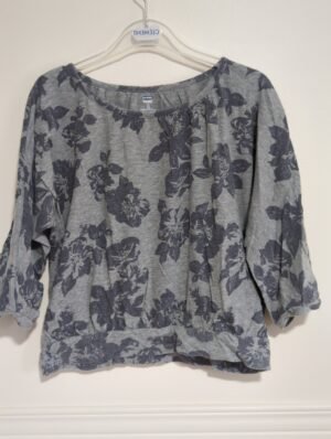 JPEG_20240827_110350_3673300605427012576-scaled.jpg chandail fleurie gris Old Navy gr 8