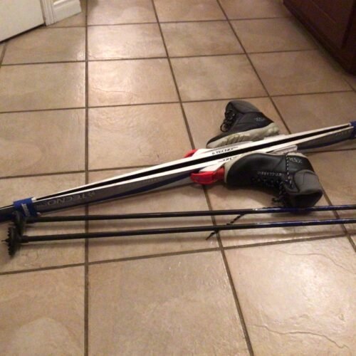 Ensemble skis techno pro 140 cm / bottes 36/ pôles 100 cm