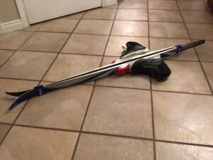 Ski jr techno pro 130 / grandeur de bottes 33 / pôles semblent 90 cm