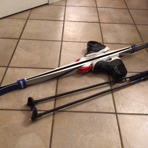 Ski techno pro 120 / pôles semblent 80 cm/ bottes 30