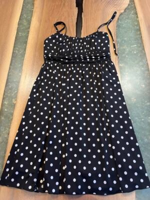 Wow belle robe à pois noirs TP
Le Chateau