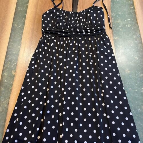 Wow belle robe à pois noirs TP
Le Chateau