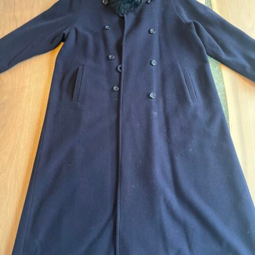 Manteau long doublé boutonnière avec col de fourrure. violet 7-8 ans
Pure laine avec doublure. Très chaud