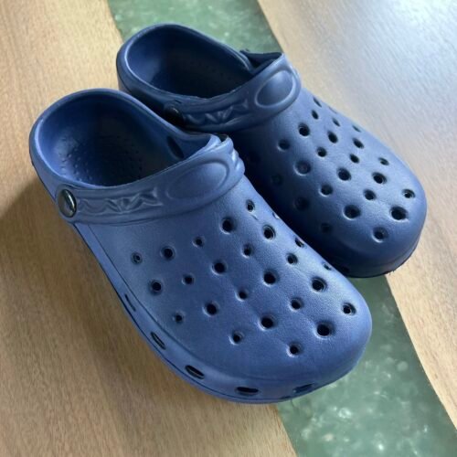 Souliers imitation Crocs 5 ou 35
Semblent neufs