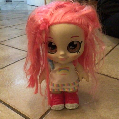 Belle poupée « bad hair day » lol! Aura besoin peignure