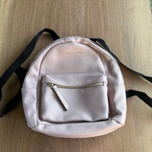 Petit sac Kendall & Kylie
Petites taches sur le dessus mais encore belle.