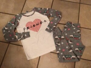 Wow! Pyjama friends 7-8 ans/ super confo! 2-3 minis taches mais très très peu visibles!
