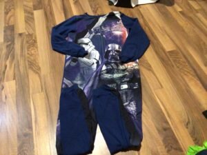 Pyjama 1 pièce star Wars/ 10-12/ un peu pelucheux mais beau encore!