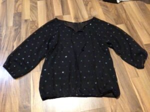 Blouse transparente très belle, besoin d’une camisole en dessous! Semble médium