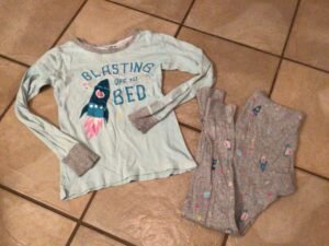 George 7-8 ans / 2 petites taches sur une manche