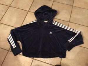 ADIDAS wowwww🥰 small fait grand/ style velours / une tache sur une manche mais peu visible!