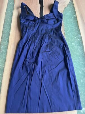 Robe bleue brillante P
Le Château