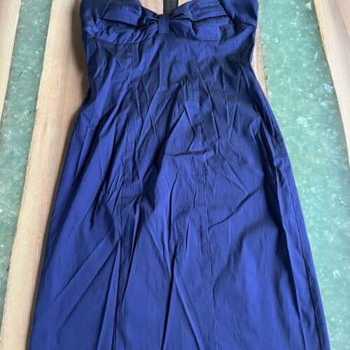 Robe bleue brillante P
Le Château