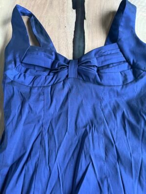 Robe bleue brillante P
Le Château