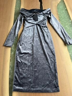 Très belle robe velours grise TP
Dynamite neuve valeur 69,95$
