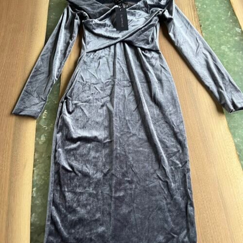 Très belle robe velours grise TP
Dynamite neuve valeur 69,95$