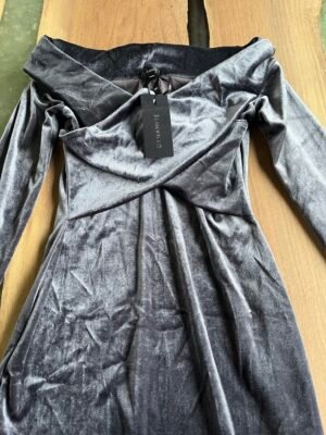 Très belle robe velours grise TP
Dynamite neuve valeur 69,95$