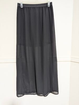 jupe fendue et transparente aux jambes