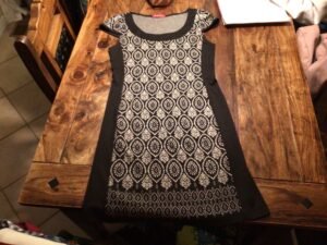 Robe San Francisco très belle! Semble médium! Aura besoin lavage pour dessous des bras mais sinon, super!