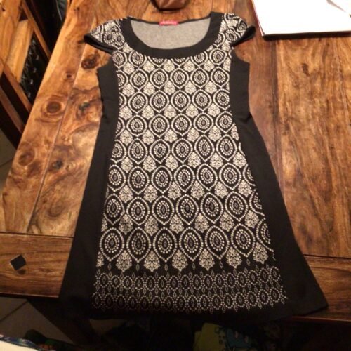 Robe San Francisco très belle! Semble médium! Aura besoin lavage pour dessous des bras mais sinon, super!