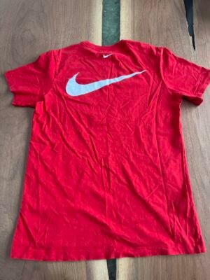 T-shirt Nike P
Mini trou à l’arrière