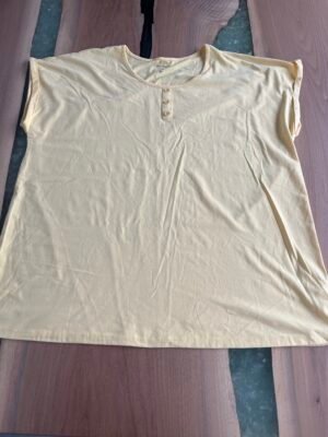 f8fe997b-2b9d-48ab-80a4-df4e81d31aca-10075-000011a21dac4a52_file Camisole jaune 3X
Claire
Micro tache au bas = prix réduit