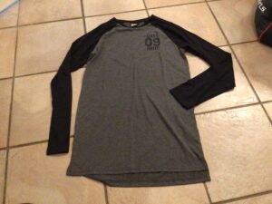 Chandail très long 18 ans / fait grand / semble tunique