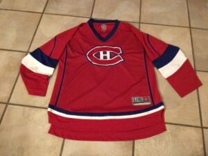 Jersey du Canadiens large/xlarge ❤️/ le blanc est un peu taché mais super beau quand même!  Junior