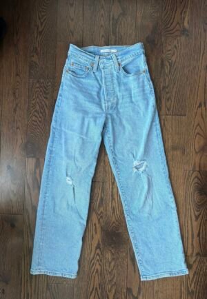 Jeans Levis taille 24 wow 🤩 
Légère tache jaune au genou