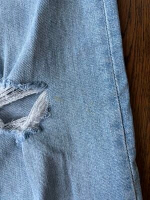 Jeans Levis taille 24 wow 🤩 
Légère tache jaune au genou