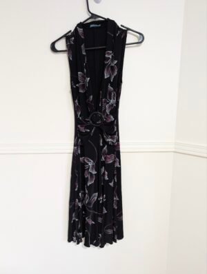 Robe noire et fleurs roses avec anneau Jessica