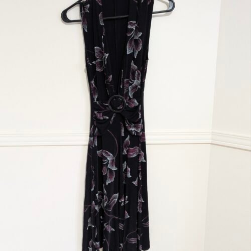 Robe noire et fleurs roses avec anneau Jessica