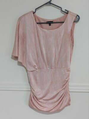 Beau chandail asymétrique rose le château