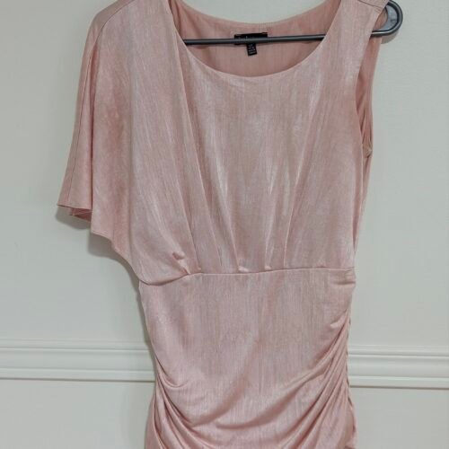 Beau chandail asymétrique rose le château