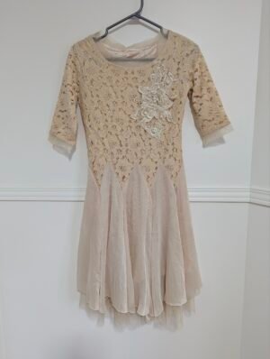 Robe dentelle et perles beige , semble small