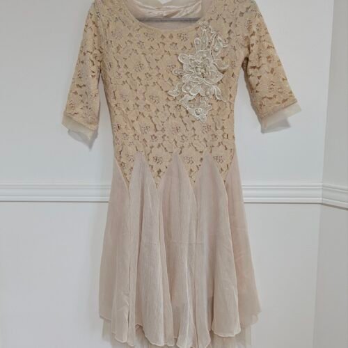 Robe dentelle et perles beige , semble small