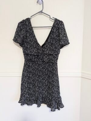 Robe courte fleurie noire et blanche
