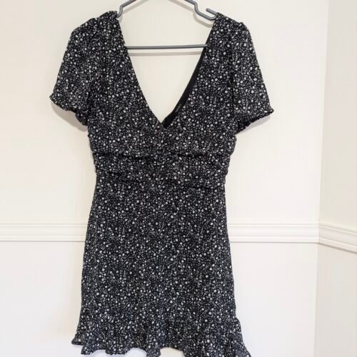 Robe courte fleurie noire et blanche