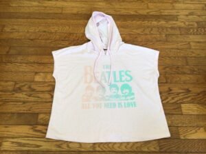 Très beau haut des Beatles semble large / une petite tache blanche pres du dernier E mais super beau quand même!