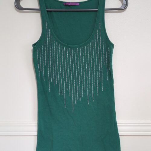 camisole verte avec petits brillants