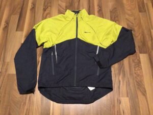 Tres beau manteau SUGOI small semi fit / une tache de gras en avant mais encore tres beau et portable!