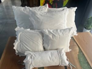 Lot de 6 coussins décoratifs neufs. Blanc avec dentelle