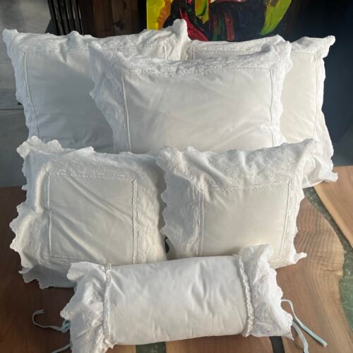 Lot de 6 coussins décoratifs neufs. Blanc avec dentelle