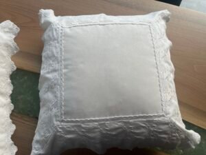 Lot de 6 coussins décoratifs neufs. Blanc avec dentelle