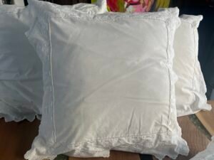 Lot de 6 coussins décoratifs neufs. Blanc avec dentelle