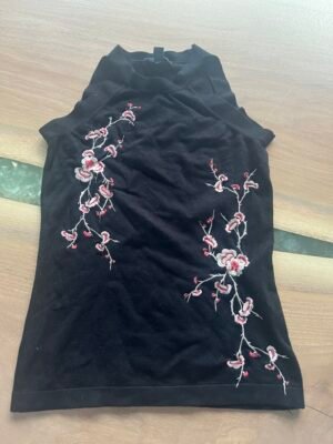 Camisole noire à fleurs brodés P
Très douce viscose et nylon