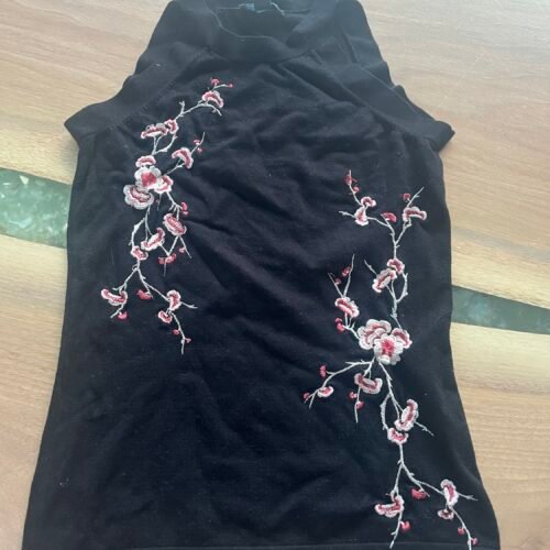 Camisole noire à fleurs brodés P
Très douce viscose et nylon