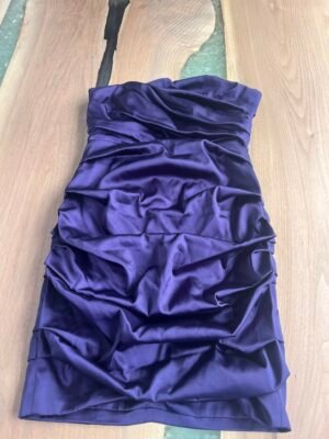 Belle robe bustier mauve M
Le Chateau